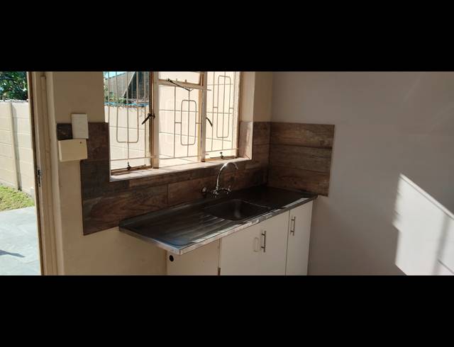 1 BEDROOM FREEHOLD TO LET IN FAIRWAYS